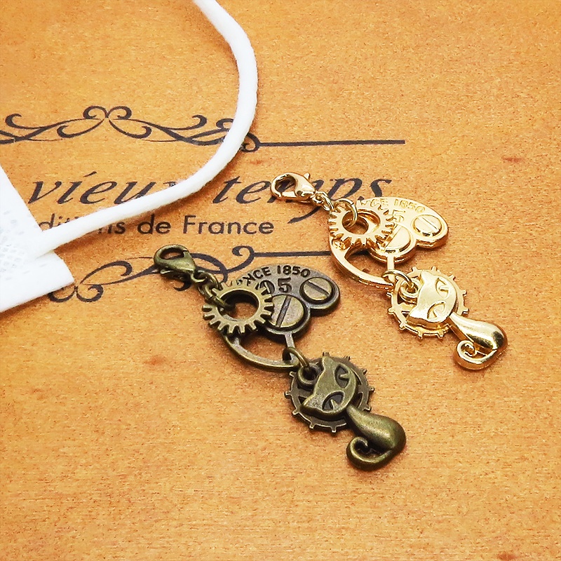 マスクチャーム マットゴールドの猫と二層歯車のチャーム キーホルダー スチームパンク風