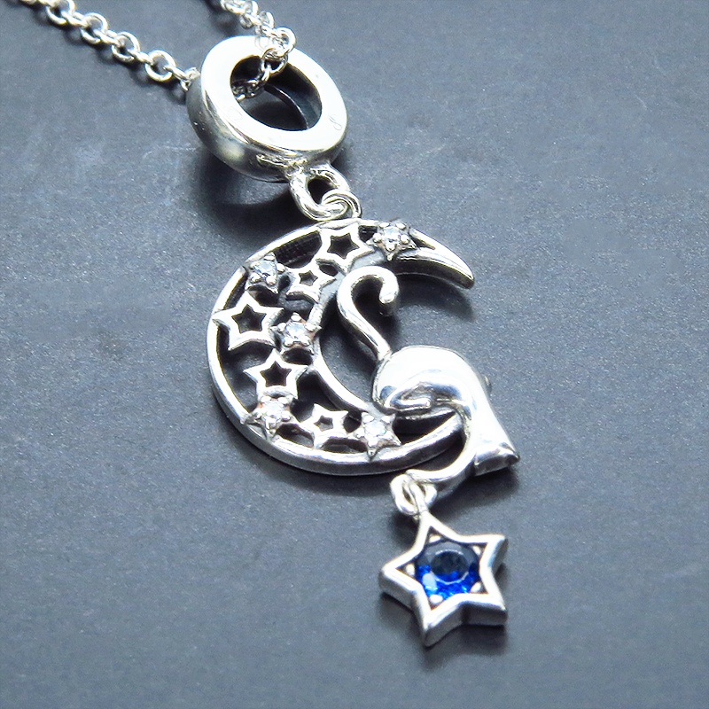 シルバー925 三日月から星をとる仕草をした猫モチーフのペンダント・ネックレス ブルージルコン