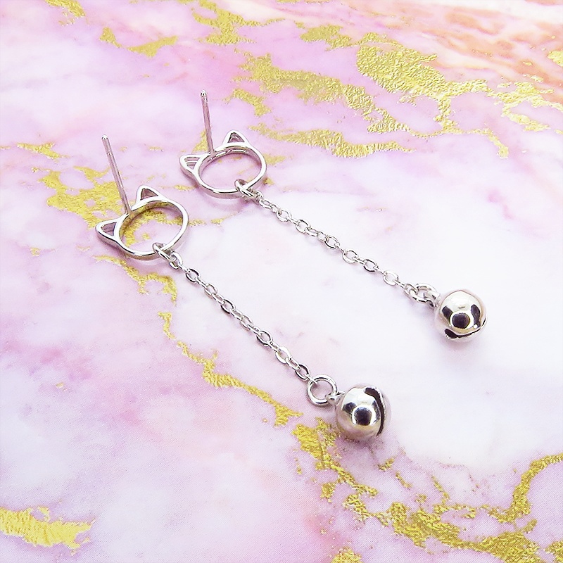 シルバー925 猫フェイスにチューンの先に鈴がぶら下がった大人可愛いスタッドピアス ポストピアス チェーン