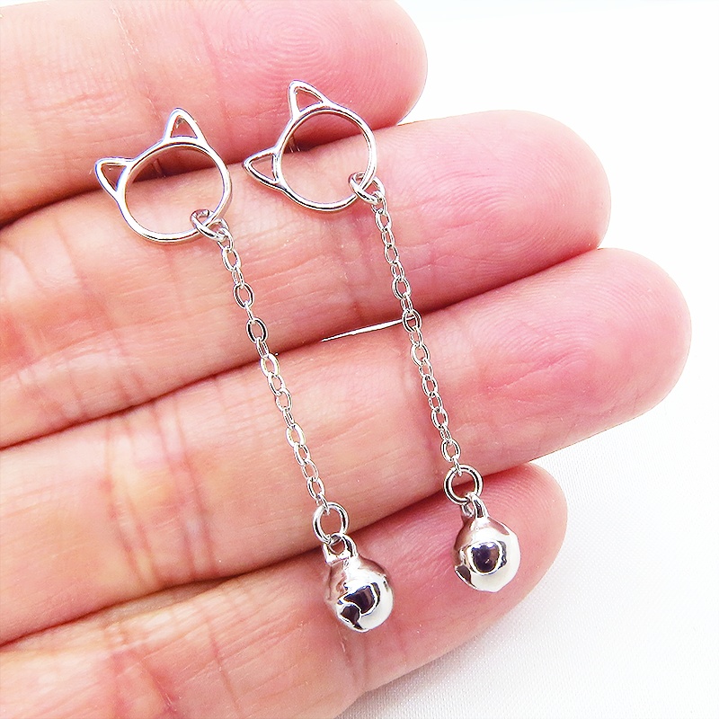 シルバー925 猫フェイスにチューンの先に鈴がぶら下がった大人可愛いスタッドピアス ポストピアス チェーン