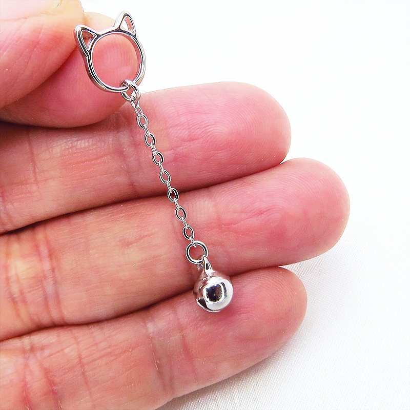 シルバー925 猫フェイスにチューンの先に鈴がぶら下がった大人可愛いスタッドピアス ポストピアス チェーン