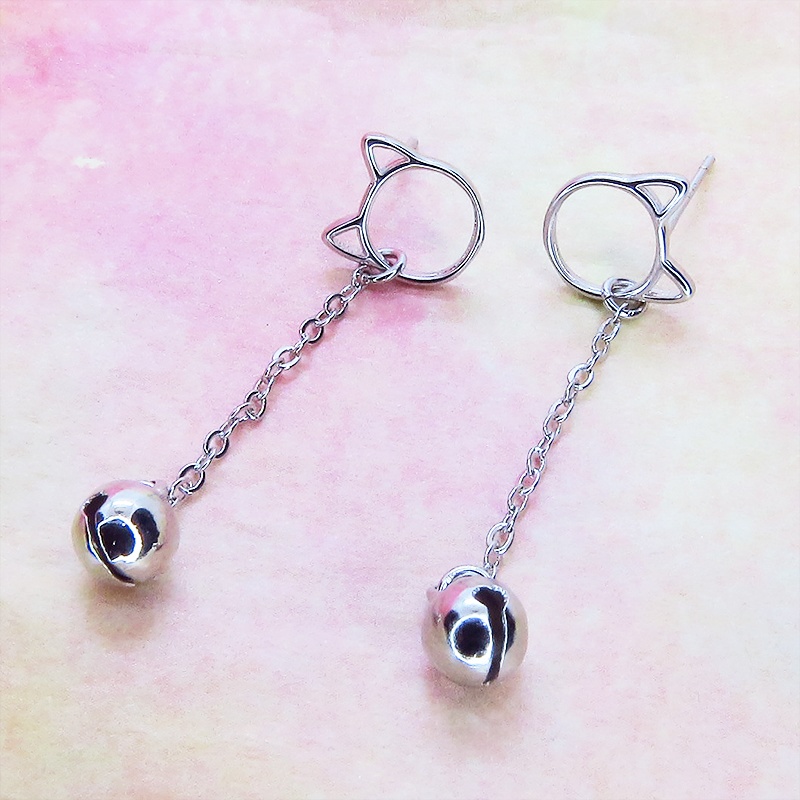 シルバー925 猫フェイスにチューンの先に鈴がぶら下がった大人可愛いスタッドピアス ポストピアス チェーン