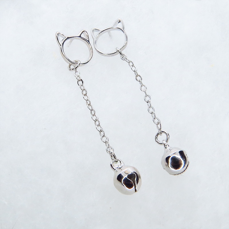 シルバー925 猫フェイスにチューンの先に鈴がぶら下がった大人可愛いスタッドピアス ポストピアス チェーン