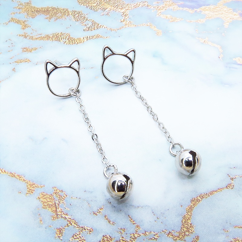 シルバー925 猫フェイスにチューンの先に鈴がぶら下がった大人可愛いスタッドピアス ポストピアス チェーン