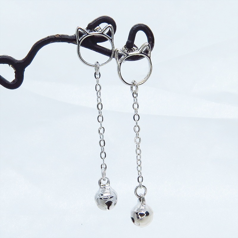 シルバー925 猫フェイスにチューンの先に鈴がぶら下がった大人可愛いスタッドピアス ポストピアス チェーン