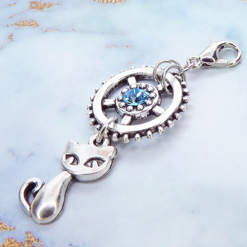 マスクチャーム 猫と大きめ歯車のチャーム アンティークシルバー スワロフスキー(アクアマリン) キーホルダー ペンダント