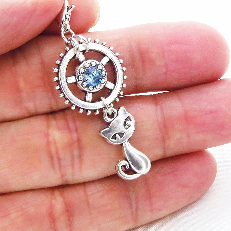 マスクチャーム 猫と大きめ歯車のチャーム アンティークシルバー スワロフスキー(アクアマリン) キーホルダー ペンダント