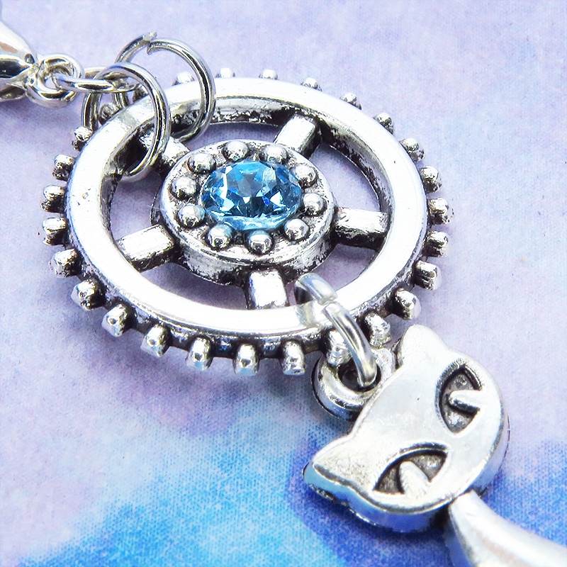 マスクチャーム 猫と大きめ歯車のチャーム アンティークシルバー スワロフスキー(アクアマリン) キーホルダー ペンダント
