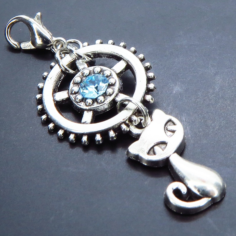 マスクチャーム 猫と大きめ歯車のチャーム アンティークシルバー スワロフスキー(アクアマリン) キーホルダー ペンダント