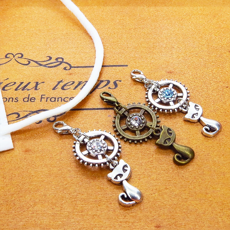 マスクチャーム 猫と大きめ歯車のチャーム アンティークシルバー スワロフスキー(アクアマリン) キーホルダー ペンダント