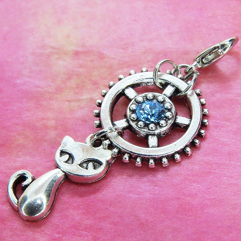 マスクチャーム 猫と大きめ歯車のチャーム アンティークシルバー スワロフスキー(アクアマリン) キーホルダー ペンダント