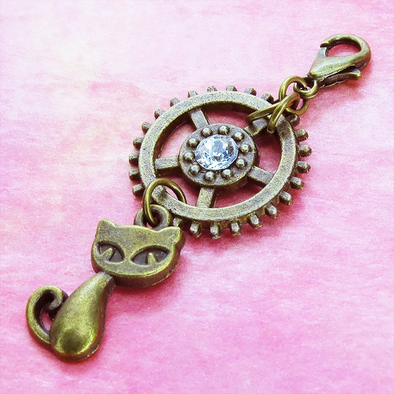 マスクチャーム 猫と大きめ歯車のチャーム アンティークカラー スワロフスキー(クリアカラー) キーホルダー ペンダント