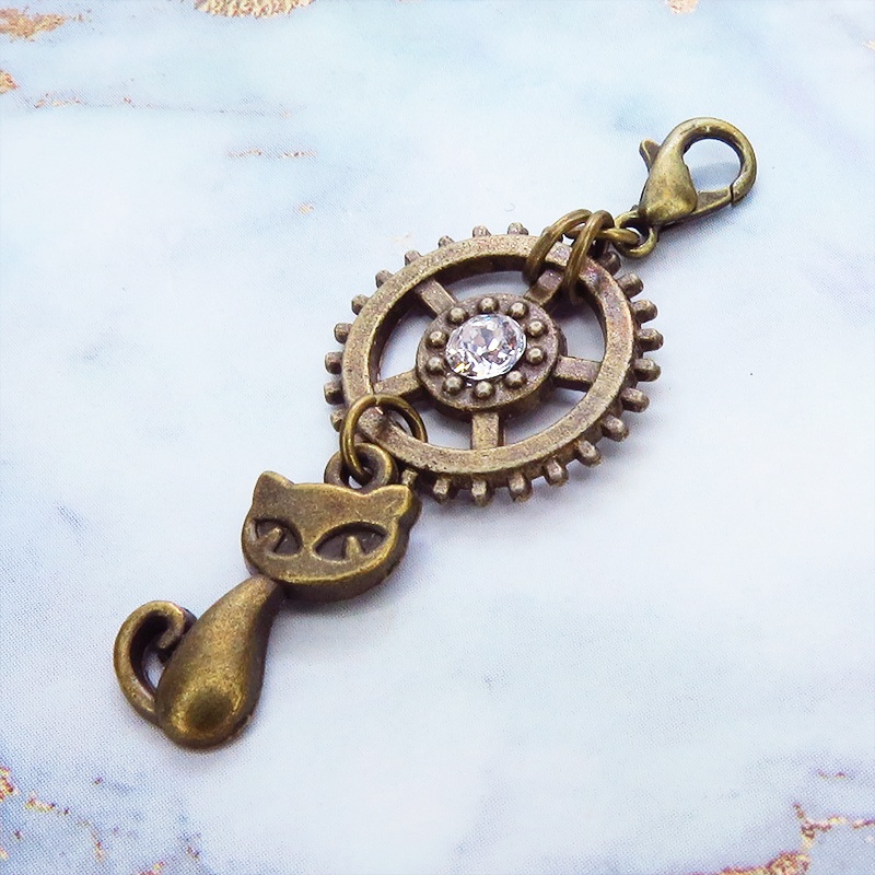 マスクチャーム 猫と大きめ歯車のチャーム アンティークカラー スワロフスキー(クリアカラー) キーホルダー ペンダント