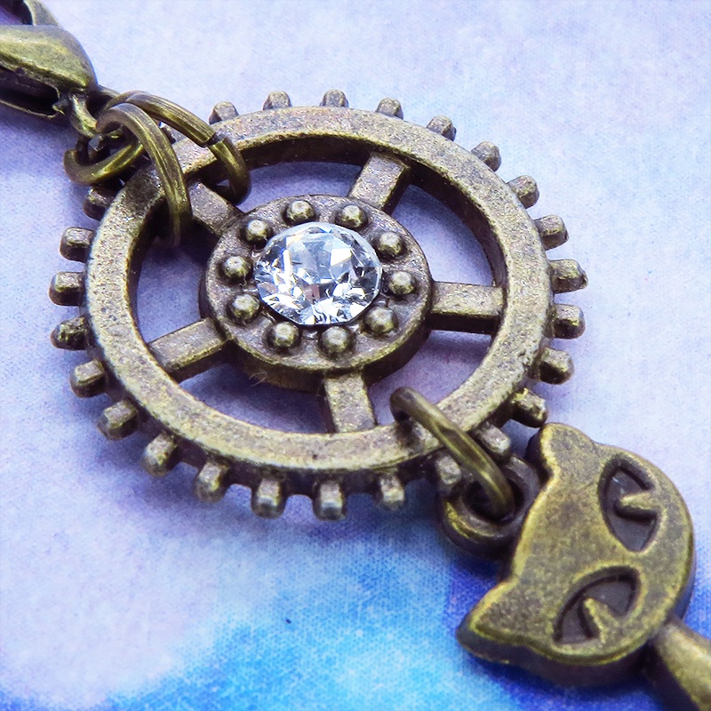 マスクチャーム 猫と大きめ歯車のチャーム アンティークカラー スワロフスキー(クリアカラー) キーホルダー ペンダント