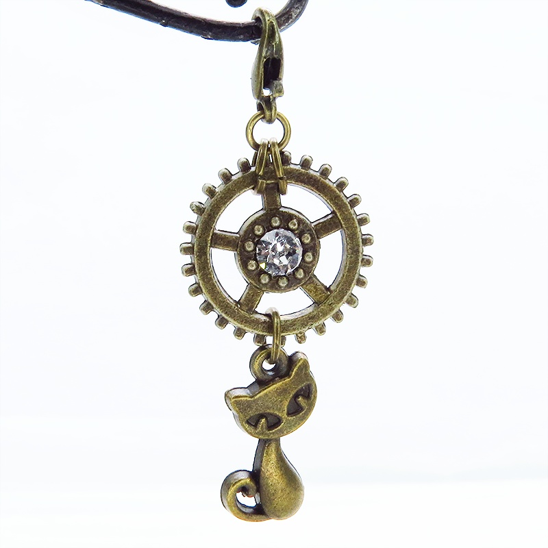 マスクチャーム 猫と大きめ歯車のチャーム アンティークカラー スワロフスキー(クリアカラー) キーホルダー ペンダント