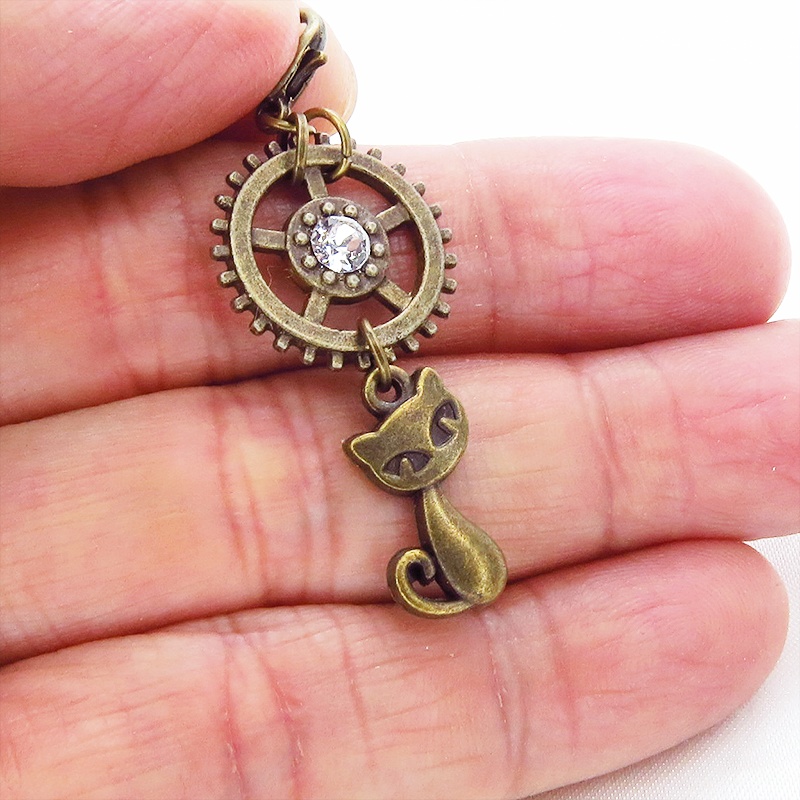 マスクチャーム 猫と大きめ歯車のチャーム アンティークカラー スワロフスキー(クリアカラー) キーホルダー ペンダント