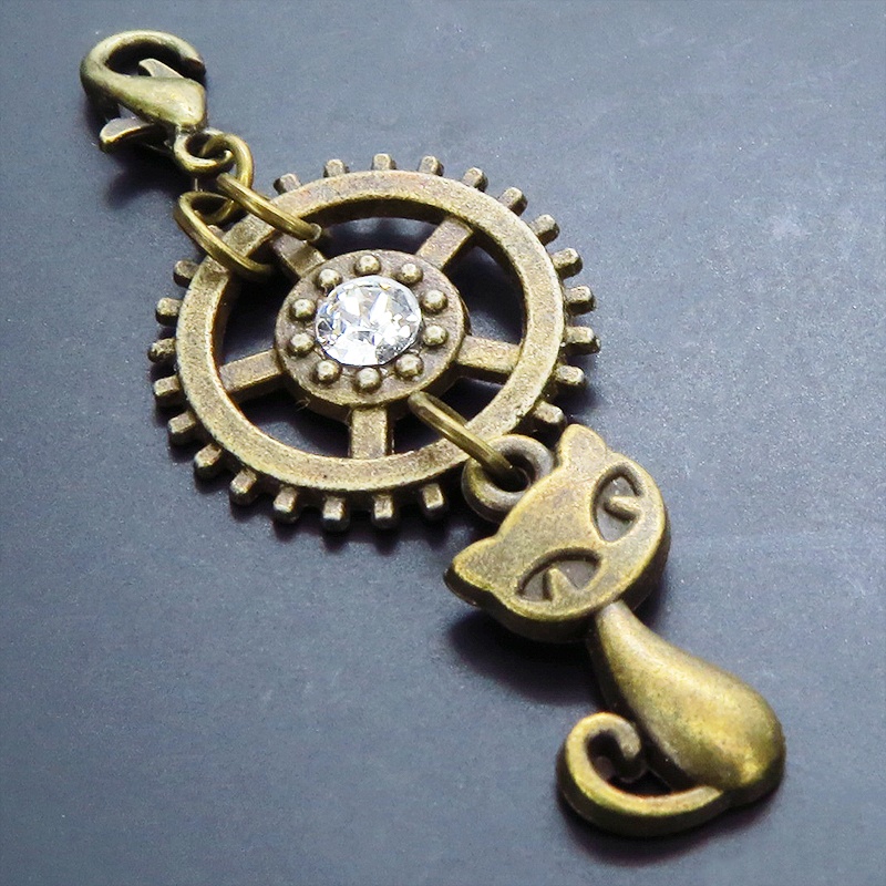 マスクチャーム 猫と大きめ歯車のチャーム アンティークカラー スワロフスキー(クリアカラー) キーホルダー ペンダント