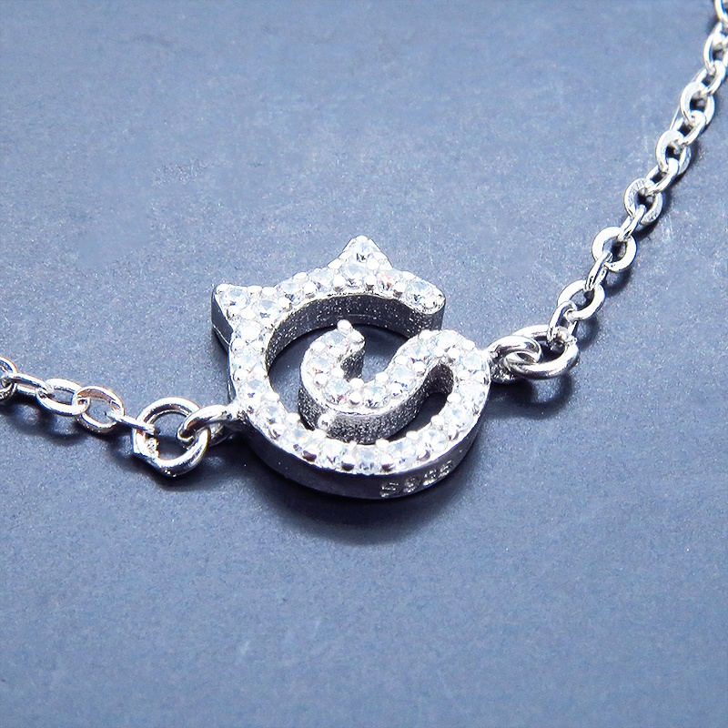 シルバー925 くるくる巻いた尻尾と猫耳モチーフのチャームをつけたデザインブレスレット キュービックジルコニア