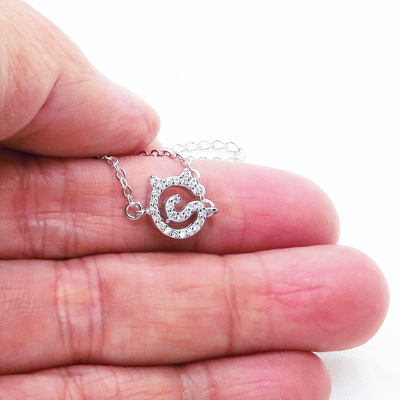 シルバー925 くるくる巻いた尻尾と猫耳モチーフのチャームをつけたデザインブレスレット キュービックジルコニア