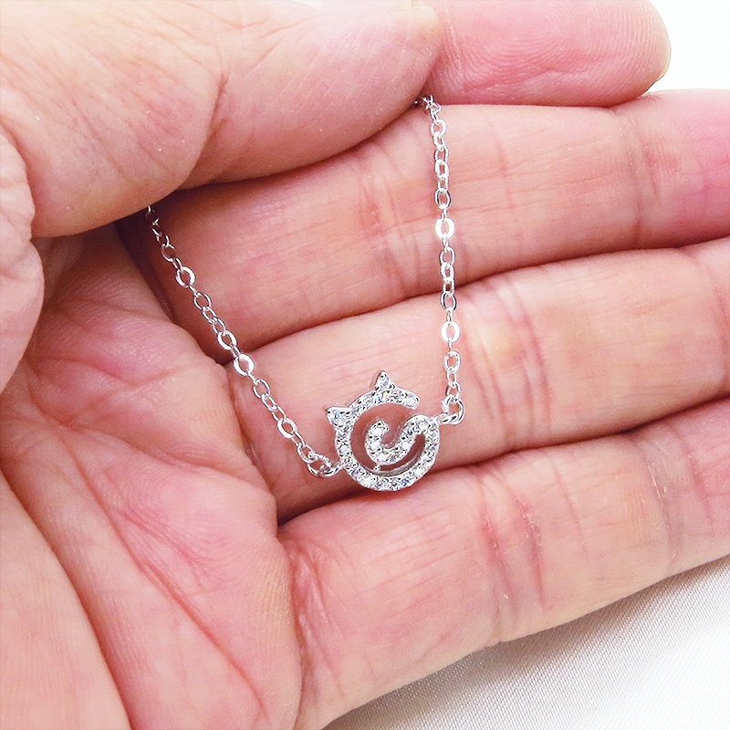 シルバー925 くるくる巻いた尻尾と猫耳モチーフのチャームをつけたデザインブレスレット キュービックジルコニア