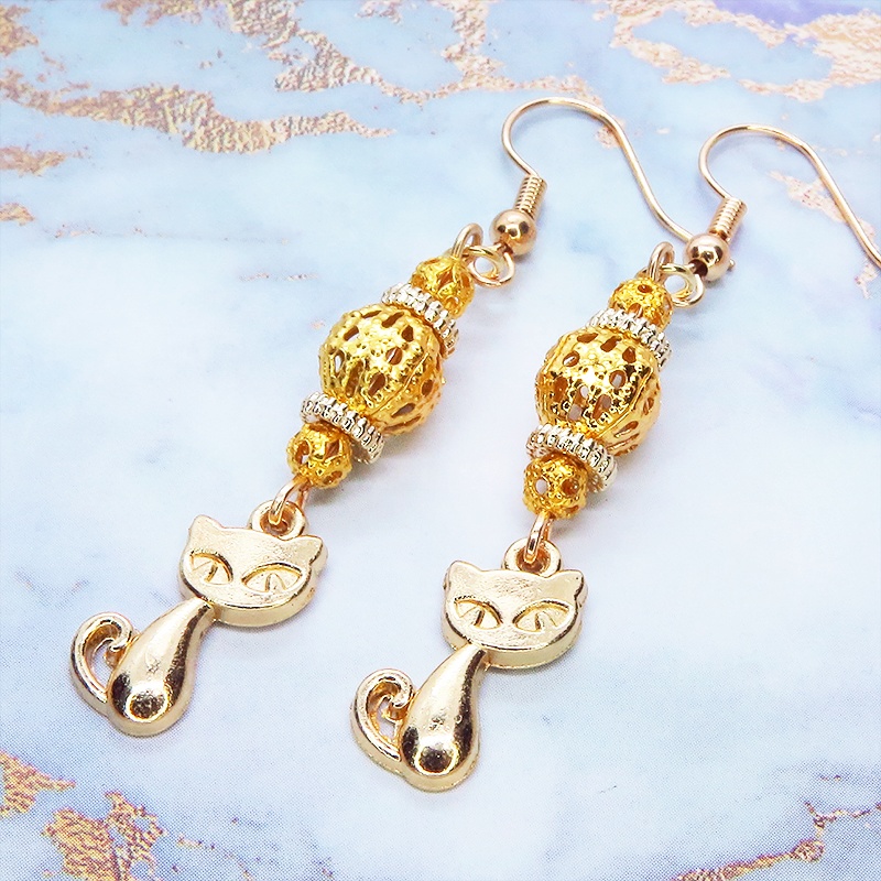 ゴールドカラーの猫とメタルビーズを組み合わせたピアス イヤリング