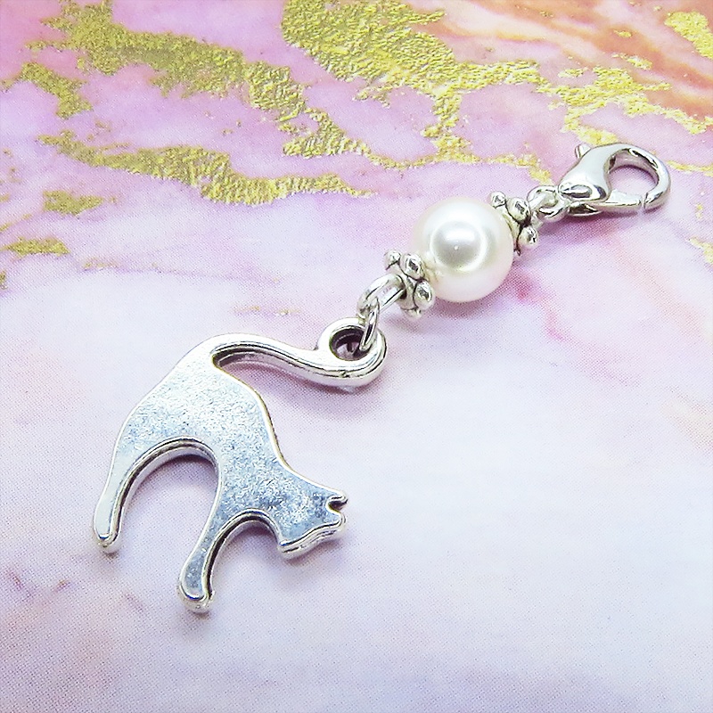 マスクチャーム アンティークシルバーの跳ね猫モチーフとスワロフスキーパール(クリスタルホワイト)のチャーム  キーホルダー