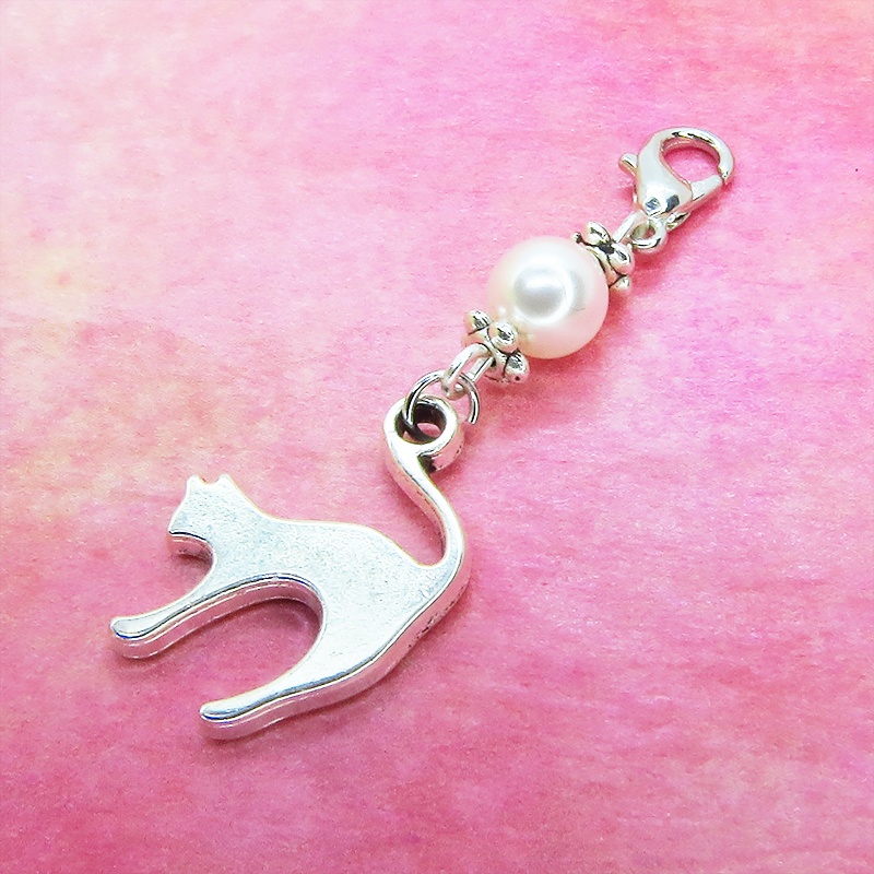 マスクチャーム アンティークシルバーの跳ね猫モチーフとスワロフスキーパール(クリスタルホワイト)のチャーム  キーホルダー