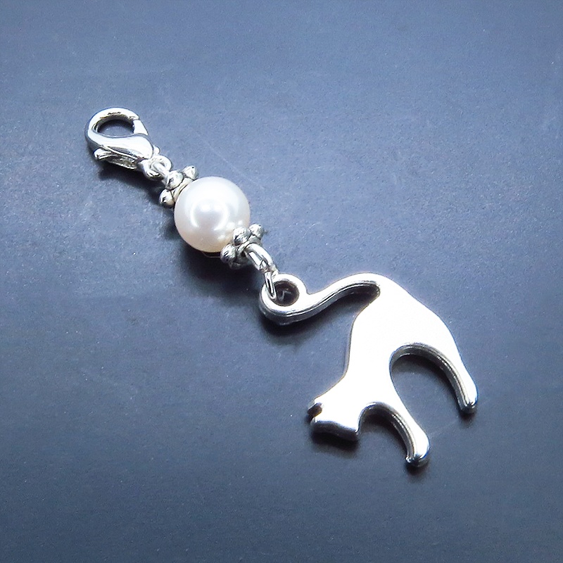マスクチャーム アンティークシルバーの跳ね猫モチーフとスワロフスキーパール(クリスタルホワイト)のチャーム  キーホルダー