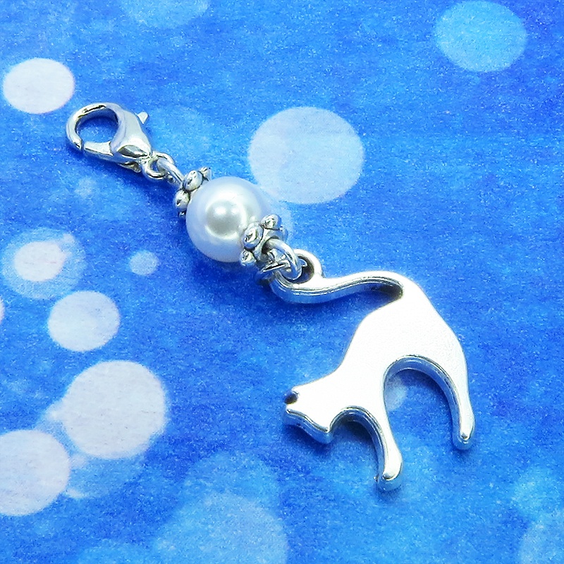 マスクチャーム アンティークシルバーの跳ね猫モチーフとスワロフスキーパール(クリスタルホワイト)のチャーム  キーホルダー