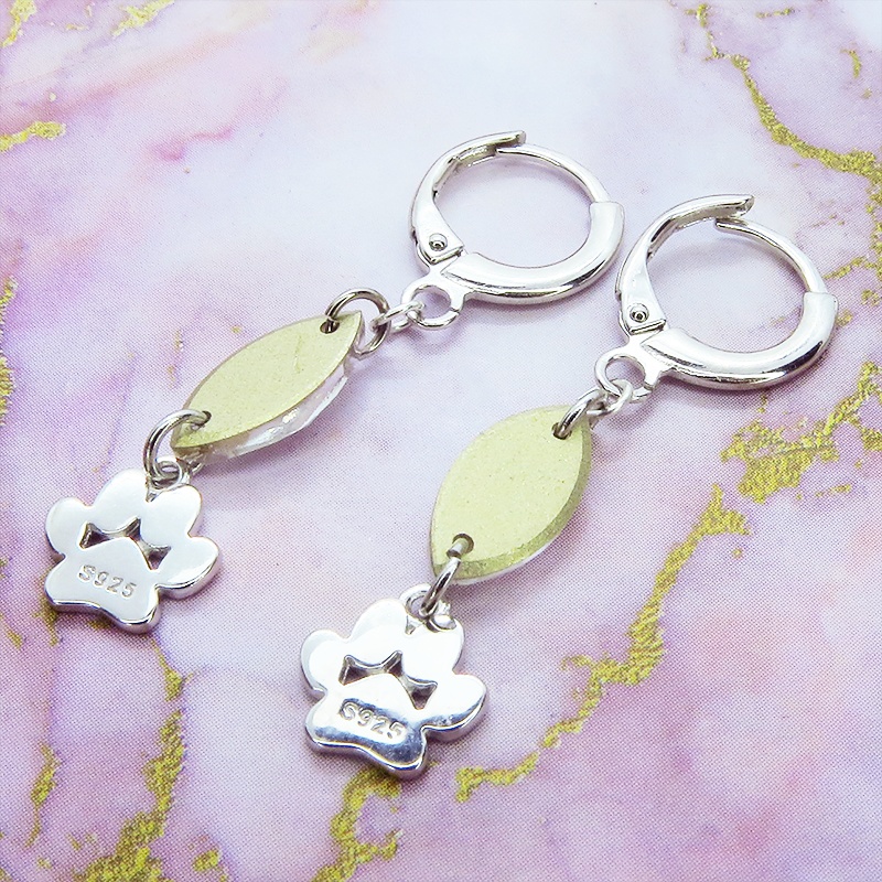 【再々販】シルバー925 肉球をあしらったモチーフとスワロフスキーを組み合わせたフープピアス リングピアス 猫 犬