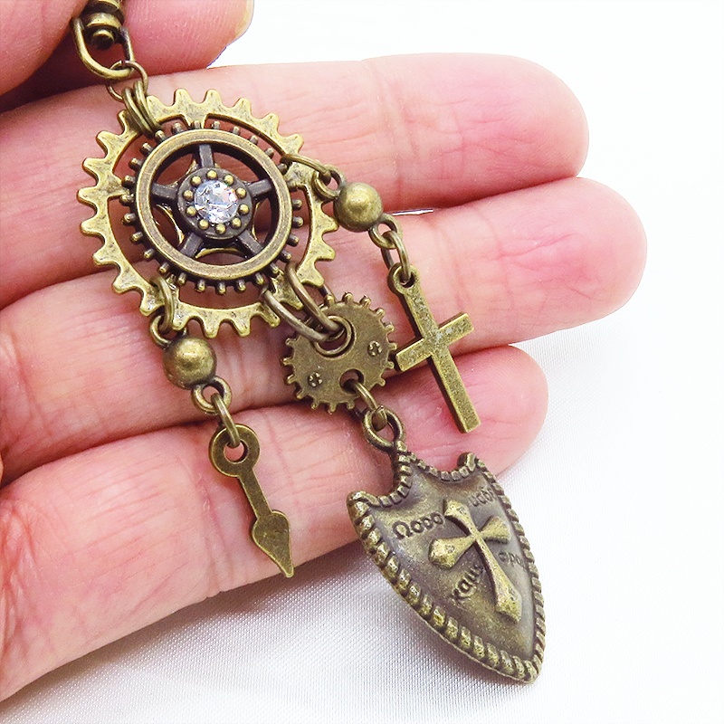 アンティークゴールド 歯車と盾(シールド)モチーフの組み合わせたスチームパンクキーホルダー バッグチャーム 金具変更可