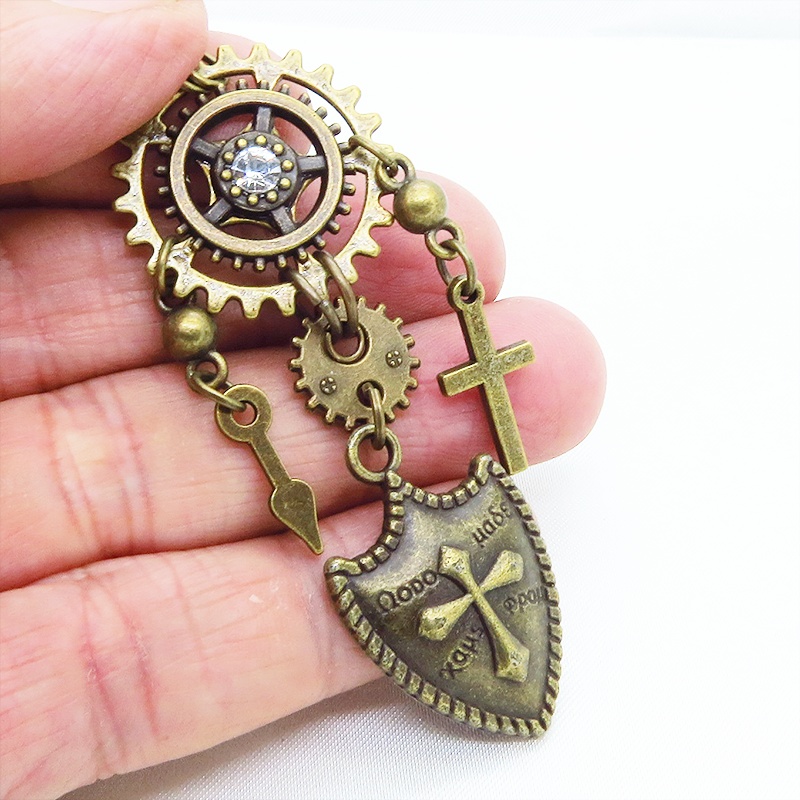 アンティークゴールド 歯車と盾(シールド)モチーフの組み合わせたスチームパンクキーホルダー バッグチャーム 金具変更可