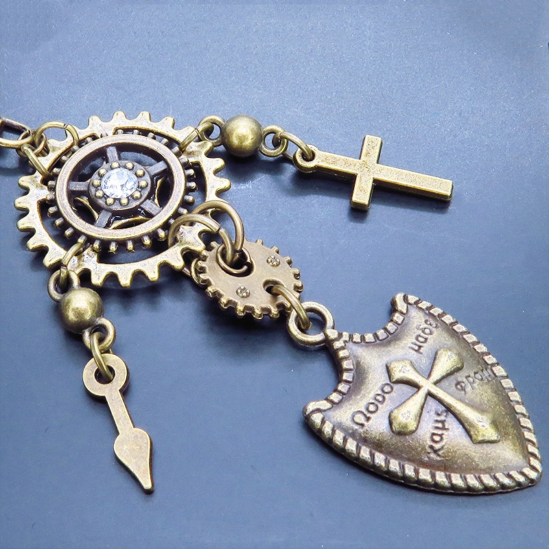 アンティークゴールド 歯車と盾(シールド)モチーフの組み合わせたスチームパンクキーホルダー バッグチャーム 金具変更可