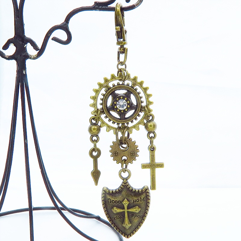 アンティークゴールド 歯車と盾(シールド)モチーフの組み合わせたスチームパンクキーホルダー バッグチャーム 金具変更可