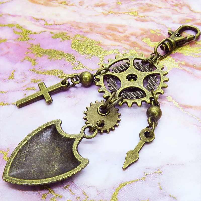 アンティークゴールド 歯車と盾(シールド)モチーフの組み合わせたスチームパンクキーホルダー バッグチャーム 金具変更可