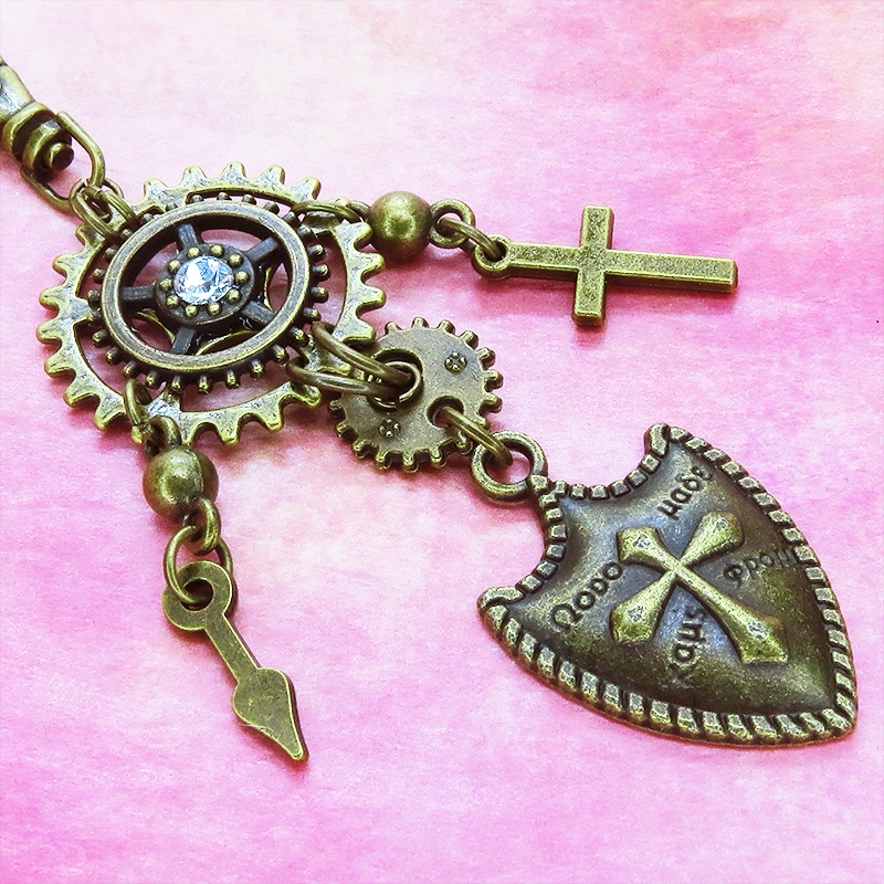 アンティークゴールド 歯車と盾(シールド)モチーフの組み合わせたスチームパンクキーホルダー バッグチャーム 金具変更可