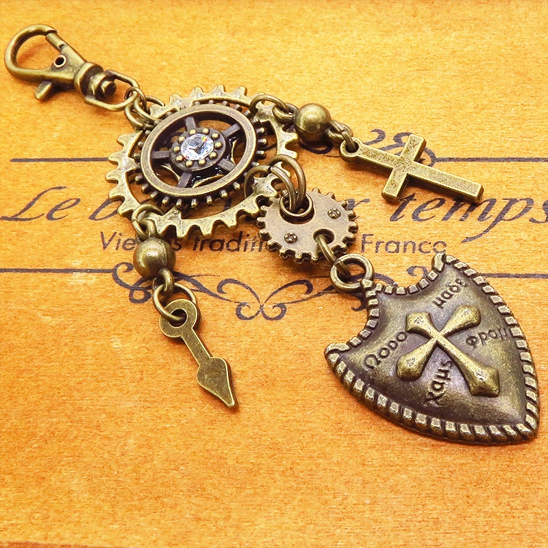 アンティークゴールド 歯車と盾(シールド)モチーフの組み合わせたスチームパンクキーホルダー バッグチャーム 金具変更可