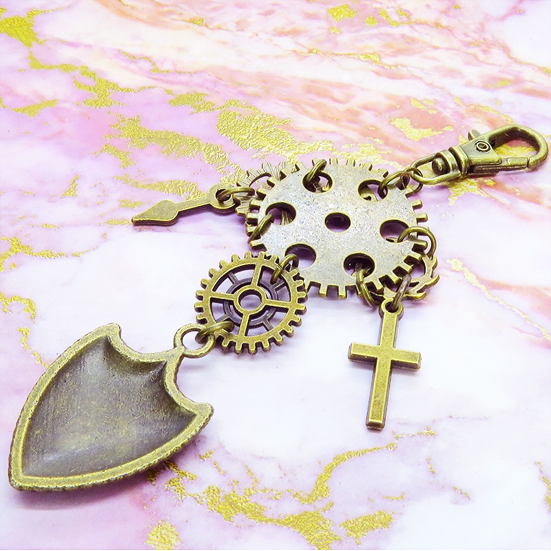 アンティークゴールド 大小異なる歯車と盾(シールド)の本格的スチームパンクキーホルダー バッグチャーム 金具変更可