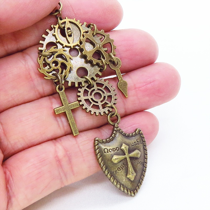 アンティークゴールド 大小異なる歯車と盾(シールド)の本格的スチームパンクキーホルダー バッグチャーム 金具変更可