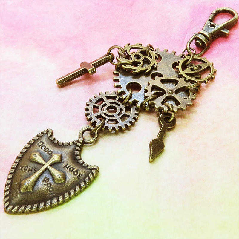 アンティークゴールド 大小異なる歯車と盾(シールド)の本格的スチームパンクキーホルダー バッグチャーム 金具変更可