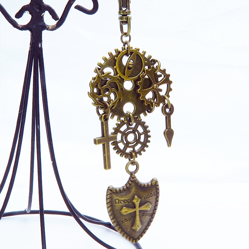 アンティークゴールド 大小異なる歯車と盾(シールド)の本格的スチームパンクキーホルダー バッグチャーム 金具変更可