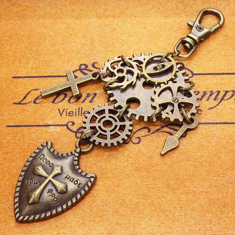 アンティークゴールド 大小異なる歯車と盾(シールド)の本格的スチームパンクキーホルダー バッグチャーム 金具変更可