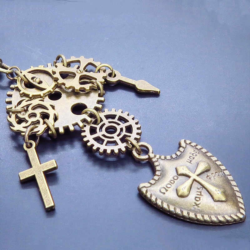 アンティークゴールド 大小異なる歯車と盾(シールド)の本格的スチームパンクキーホルダー バッグチャーム 金具変更可