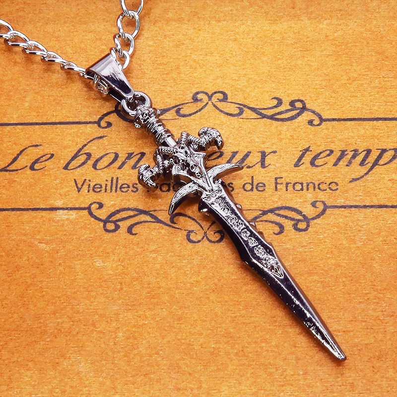 黒く輝く両刃剣（ソード）のペンダント・ネックレス ダーク ファンタジー 魔剣 バスタードソード ゲーム