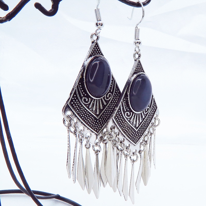 オリエンタル風ブラックキャッツアイ(猫目石)とメタルタッセルのピアス キラキラ サージカル可