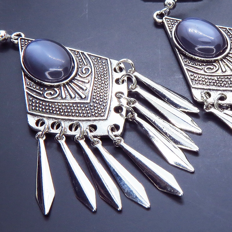 オリエンタル風ブラックキャッツアイ(猫目石)とメタルタッセルのピアス キラキラ サージカル可