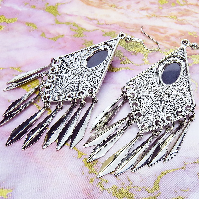 オリエンタル風ブラックキャッツアイ(猫目石)とメタルタッセルのピアス キラキラ サージカル可