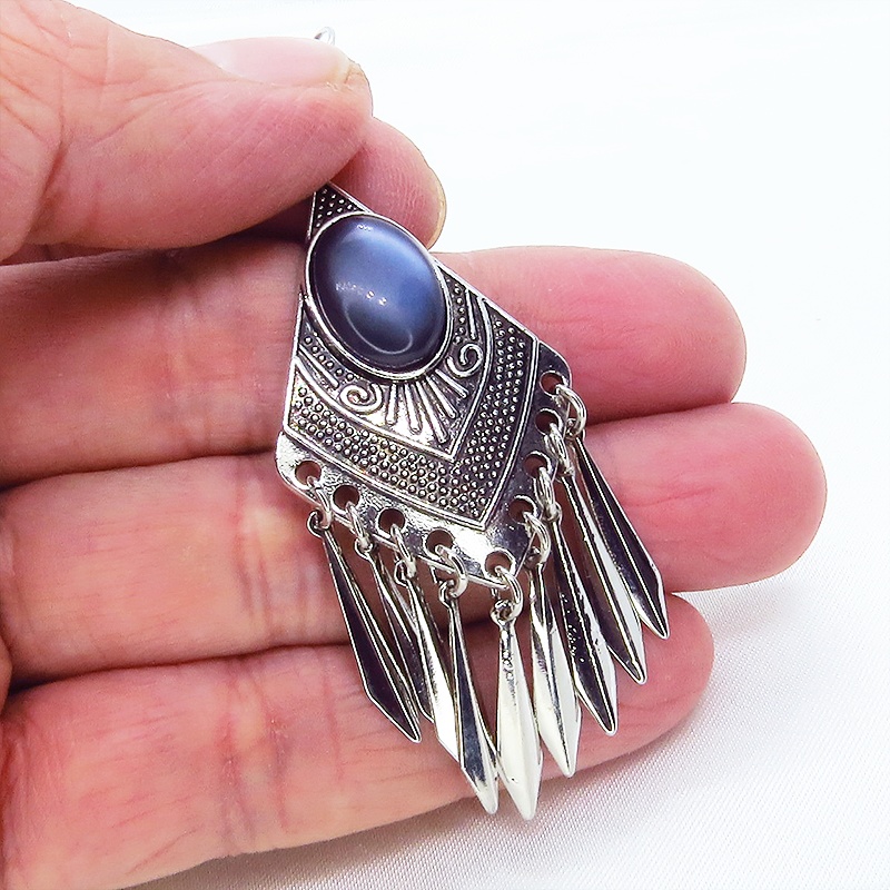 オリエンタル風ブラックキャッツアイ(猫目石)とメタルタッセルのピアス キラキラ サージカル可