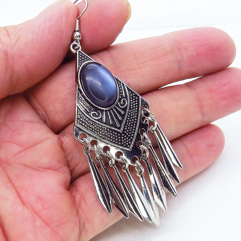 オリエンタル風ブラックキャッツアイ(猫目石)とメタルタッセルのピアス キラキラ サージカル可