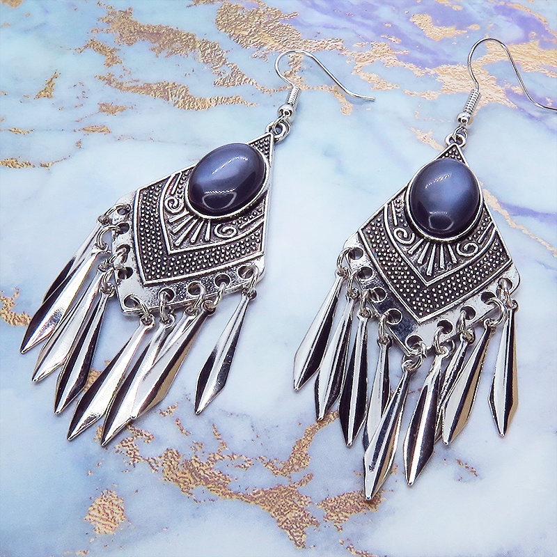 オリエンタル風ブラックキャッツアイ(猫目石)とメタルタッセルのピアス キラキラ サージカル可